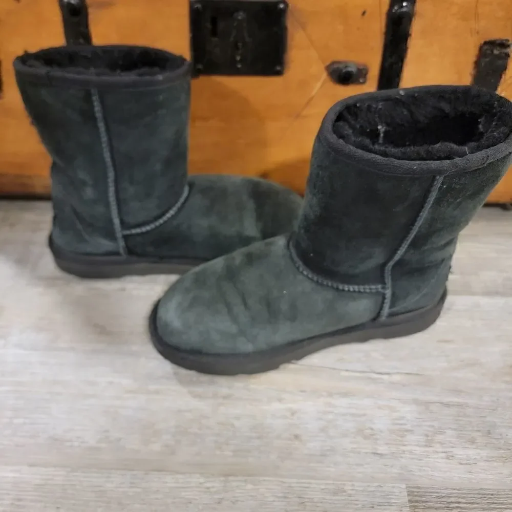 UGG Kids Classic II Boots black size 5 (Youth)